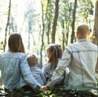 una famiglia insieme, presenti l'uno per l'altro, l'immagine evoca la reciprocità emotiva e connessione e senso di familiarità